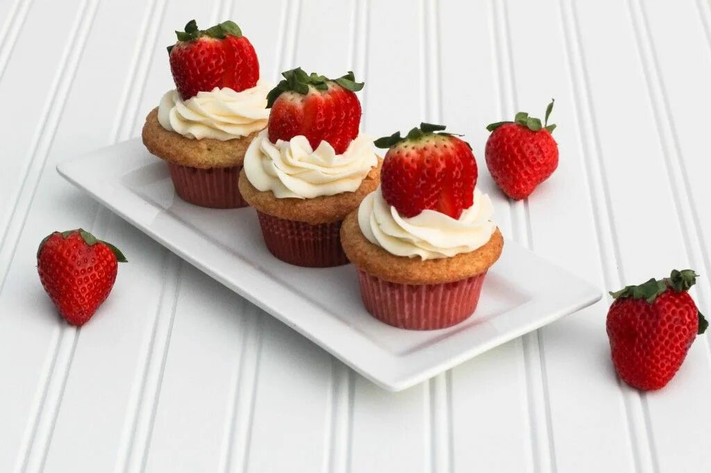 Капкейки с клубникой фото Champagne and Strawberry Cupcakes Strawberry cupcakes, Just desserts, Desserts
