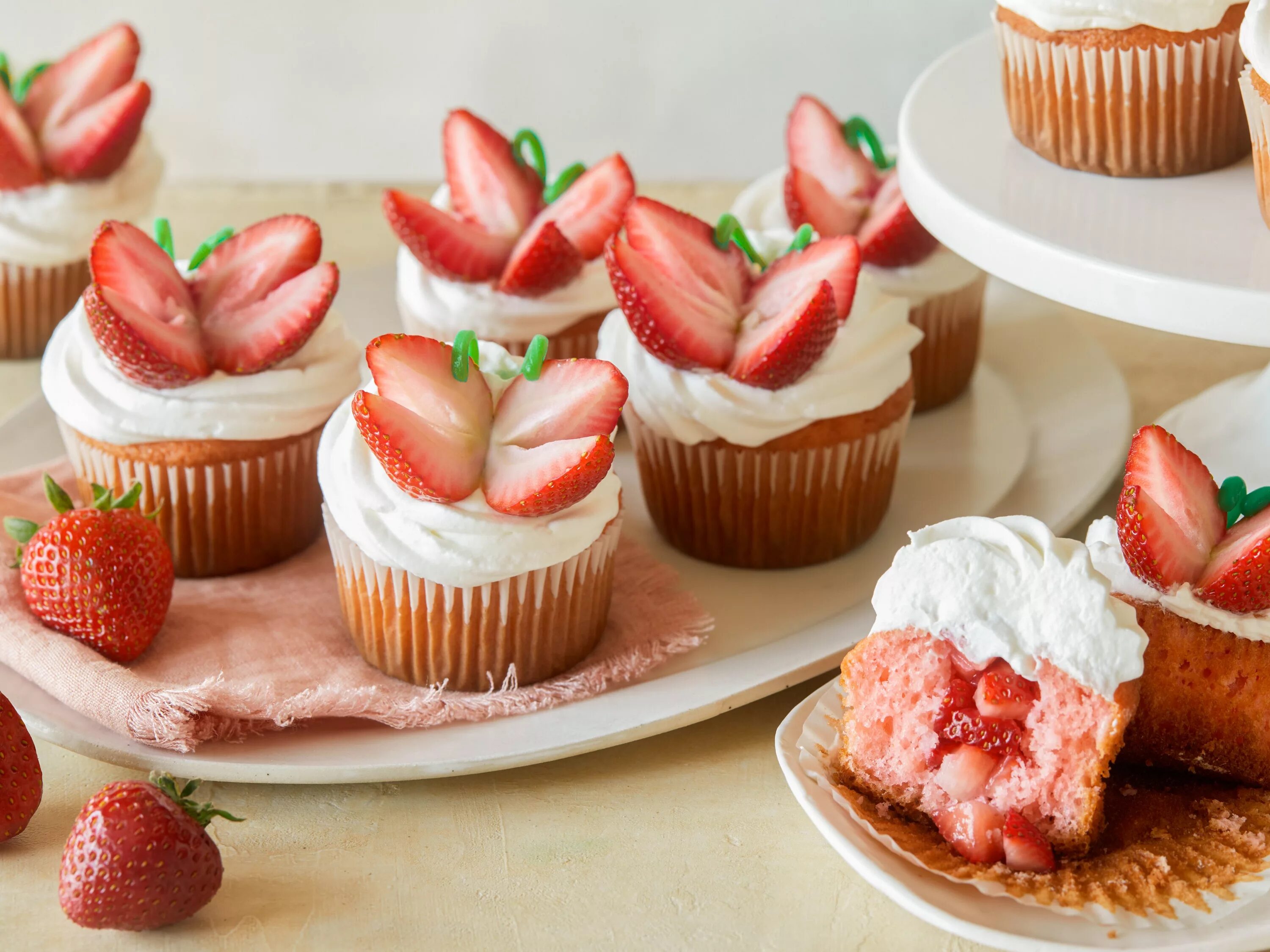 Капкейки с клубникой фото Strawberry Shortcake Butterfly Cupcakes Recipe Cupcake recipes, Fun cupcake reci