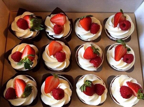 Капкейки с клубникой фото Дословно cupcake переводится с английского как торт в чашке. Первые капкейки был
