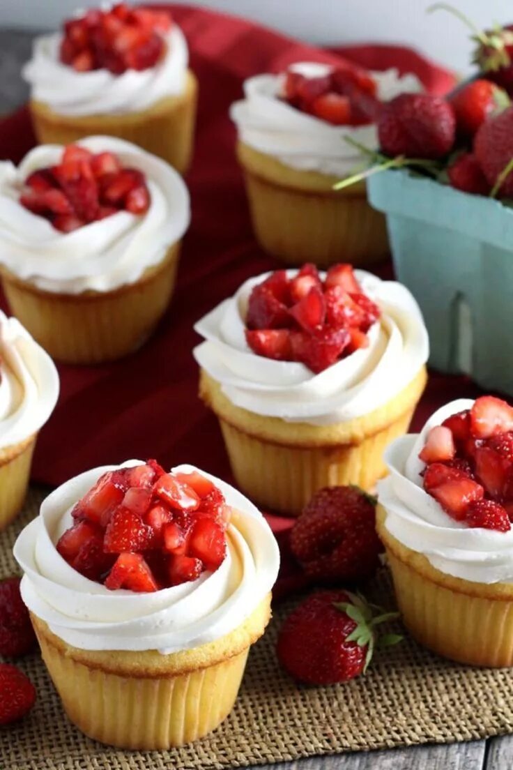 Капкейки с клубникой фото Strawberry Shortcake Cupcakes Strawberry Shortcake ist ein Muss im Frühling. Ein