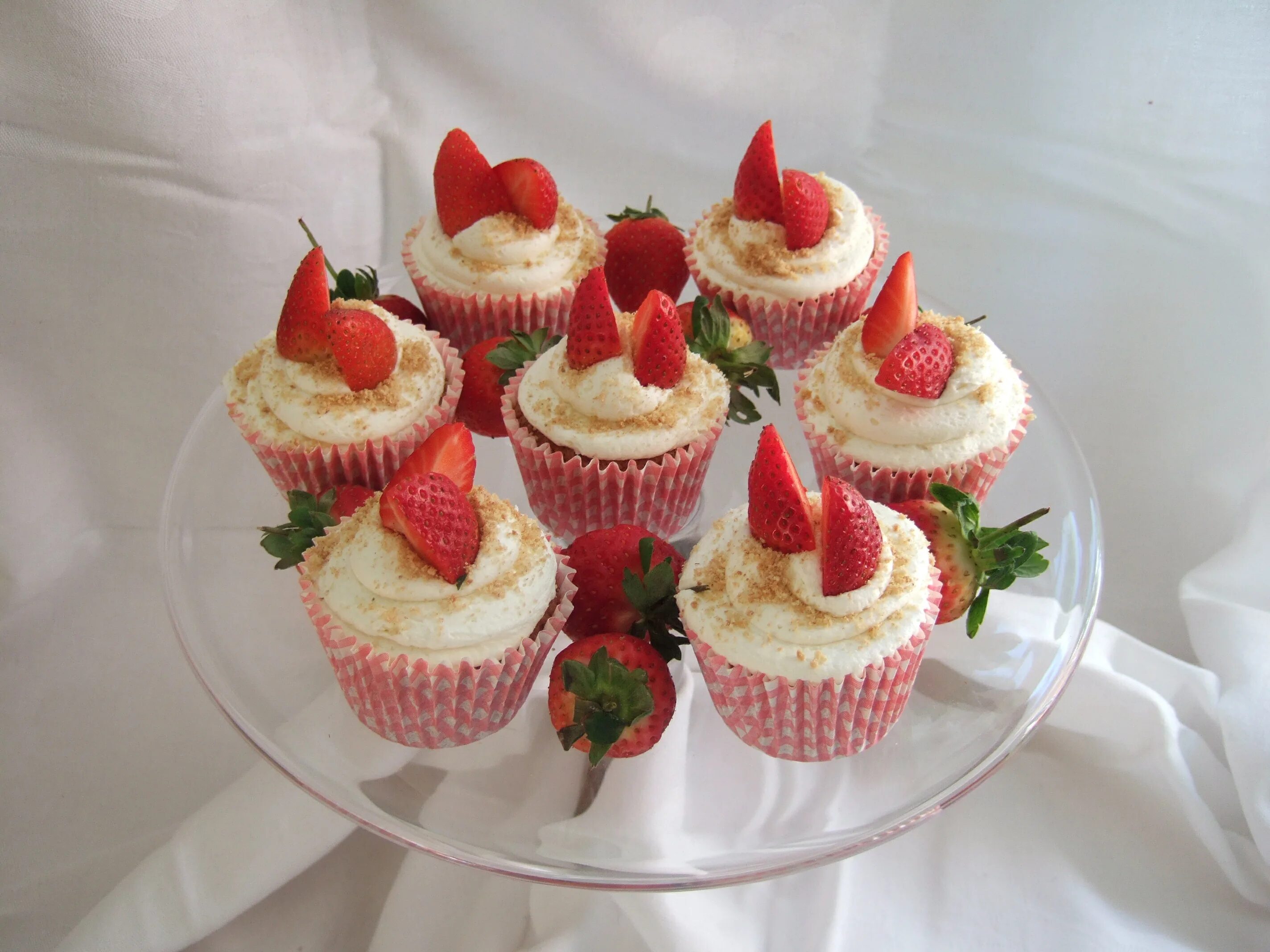 Капкейки с клубникой фото Strawberry 'Cheesecake' Cupcakes - Summer Is Here! Tasty Kitchen: A Happy Recipe