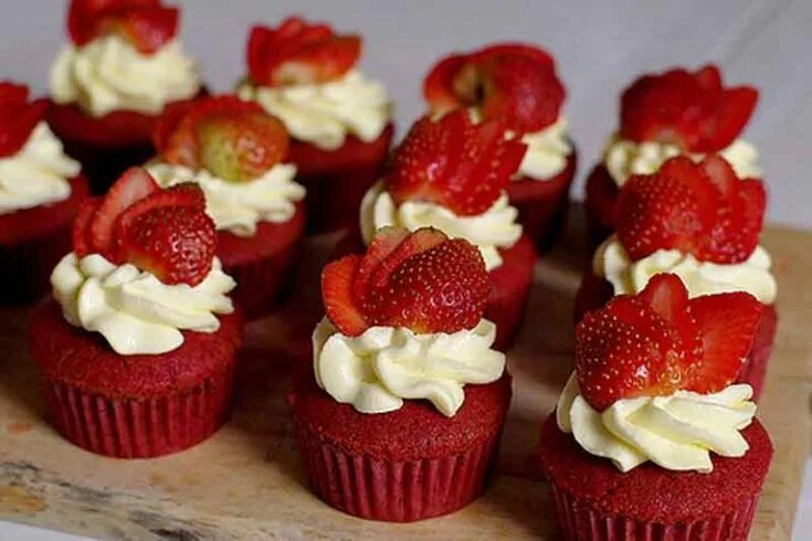 Капкейки с клубникой фото tumblr_lz7ohfs6bG1qzipvbo1_500 Food, Cupcakes with cream cheese frosting, Cupcak