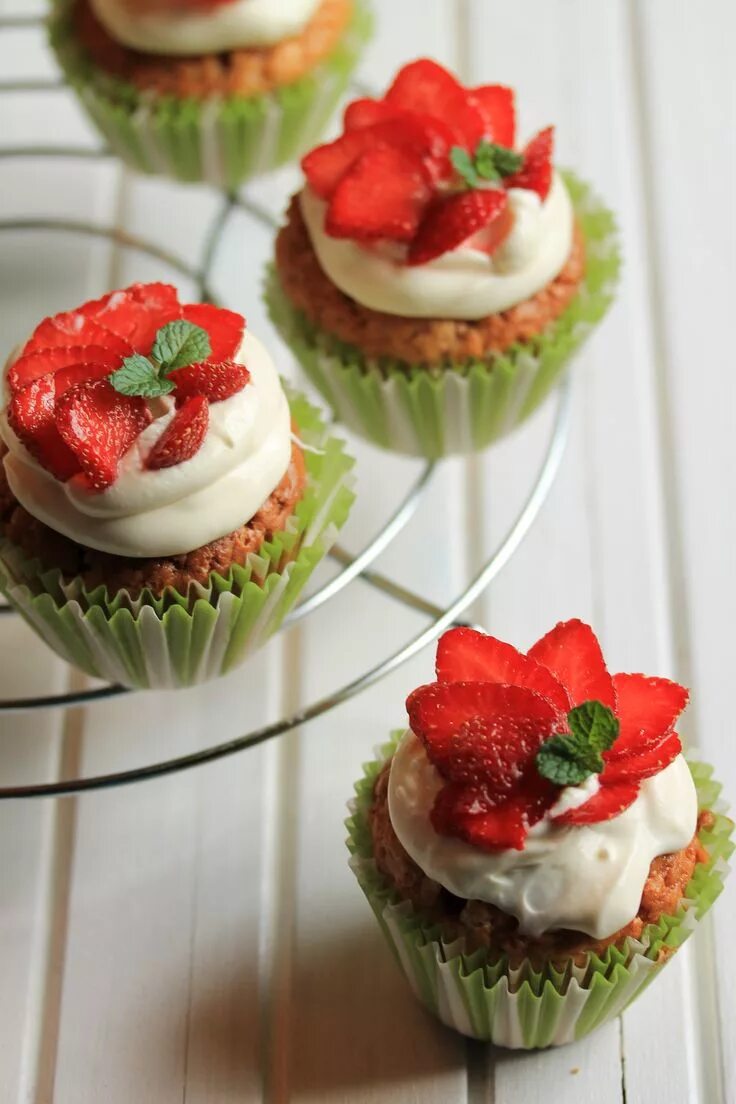 Капкейки с клубникой фото Клубнично-банановые маффины. Кофейный торт, Идеи для блюд, Праздничные десерты