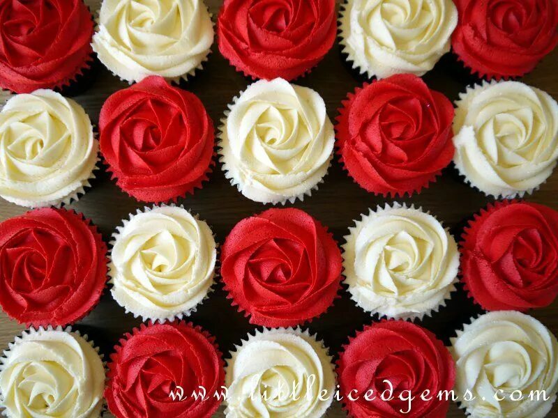 Капкейки с красным кремом фото Alice in Wonderland Cupcakes Alice in wonderland cupcakes, Alice in wonderland t