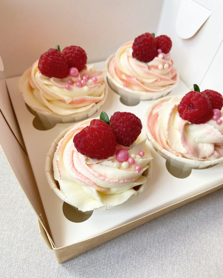 Капкейки с малиной фото Капкейки, тортики, малина Mini desserts, Desserts, Mini cheesecake