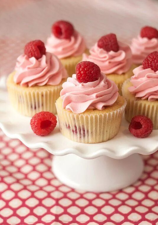 Капкейки с малиной фото Raspberry Cupcakes " Tide & Thyme Recipe Raspberry cupcakes, Raspberry cupcake r
