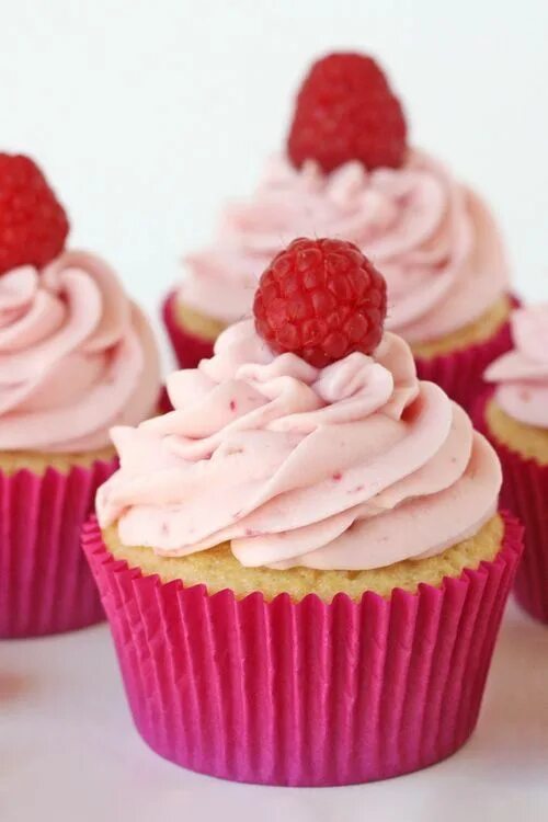 Капкейки с малиной фото Pin by Bella Espiricueta on CUPCAKES Desserts, Cupcake recipes, Raspberry cupcak