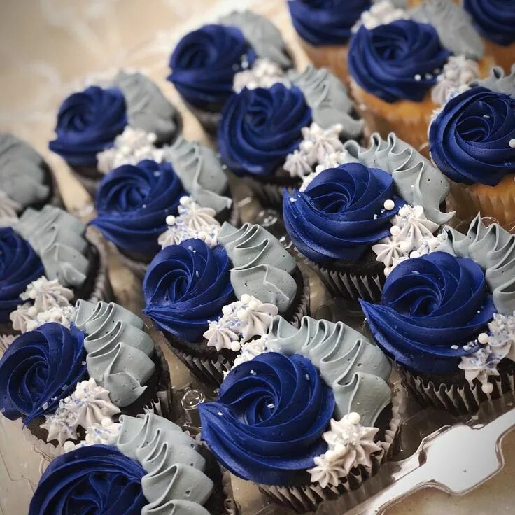Капкейки с синим кремом фото I really love how these bridal shower cupcakes turned out! I was worried the col