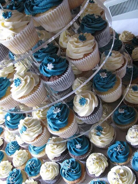 Капкейки с синим кремом фото Helen and Jonno's Wedding Cupcakes Wedding cupcakes, Cupcake cakes, Wedding dess