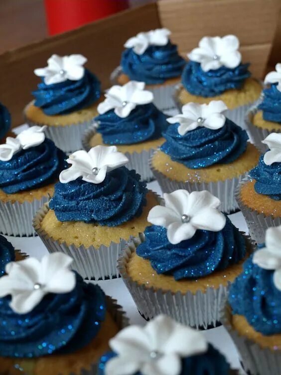 Капкейки с синим кремом фото Pin de Denilse en DELICIA!!!! Galletas para boda, Pastel de cupcakes, Pasteles d