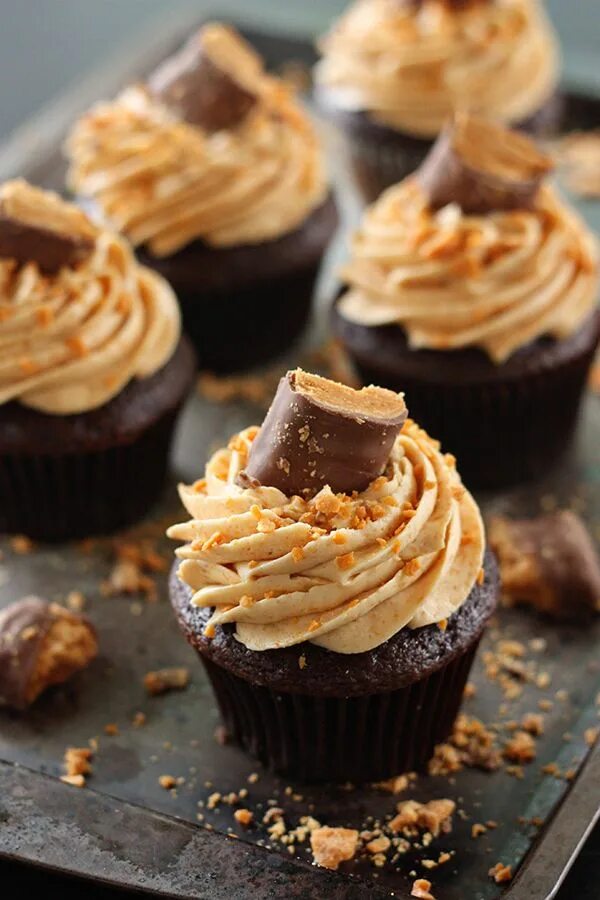 Капкейки шоколад фото Erica's Sweet Tooth " Butterfinger Cupcakes Cupcake recipes, Gourmet cupcakes, B