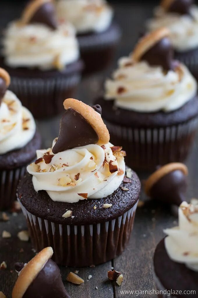 Капкейки шоколад фото Dump the Pumpkin Pie and Offer Up These Cupcakes at Your Thanksgiving Meal Cupca