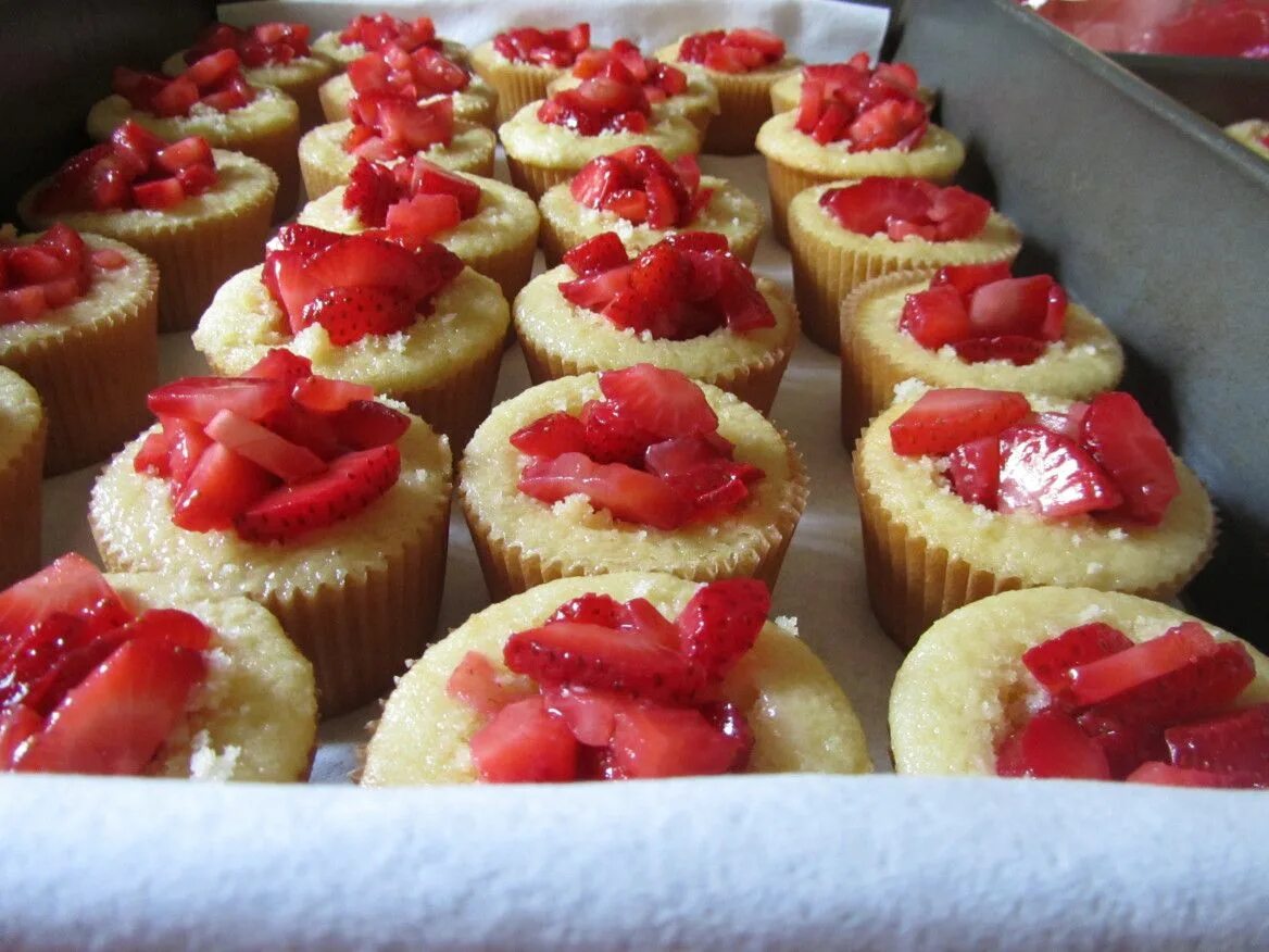 Капкейки в духовке рецепт с фото Strawberry Shortcake Cupcakes Strawberry shortcake cupcake, Savoury cake, Snack 