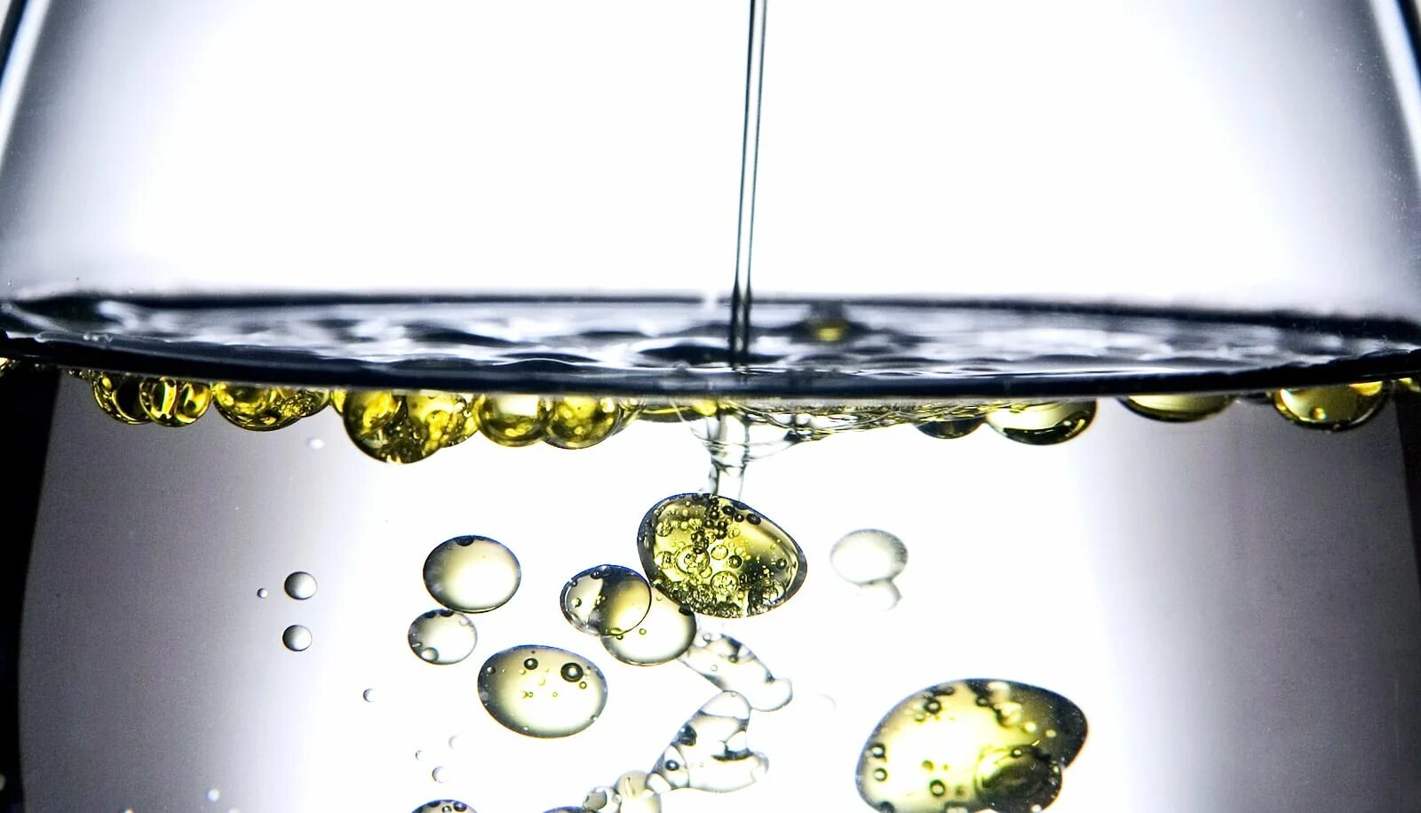 Капля масла на стекле фото Nano-magnets draw last bits of oil from water - Futurity