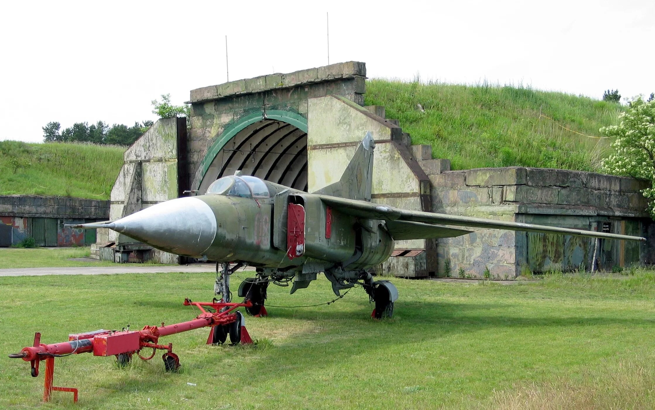Капониры для самолетов фото File:Mig-22 6.JPG - Wikimedia Commons