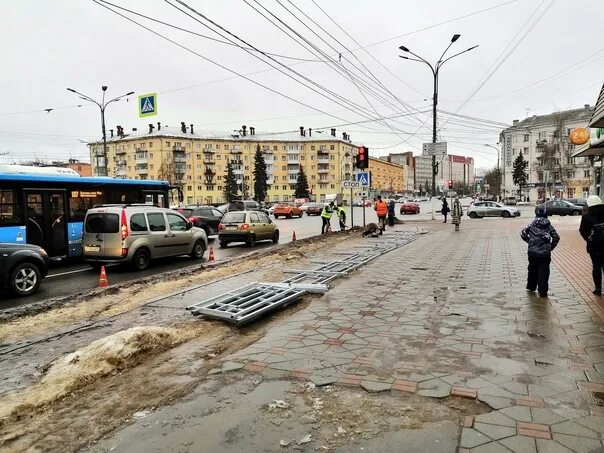 Капошвара тверь фото Новые ограждения устанавливают на площади в Твери https://tver.aif.ru/society/de