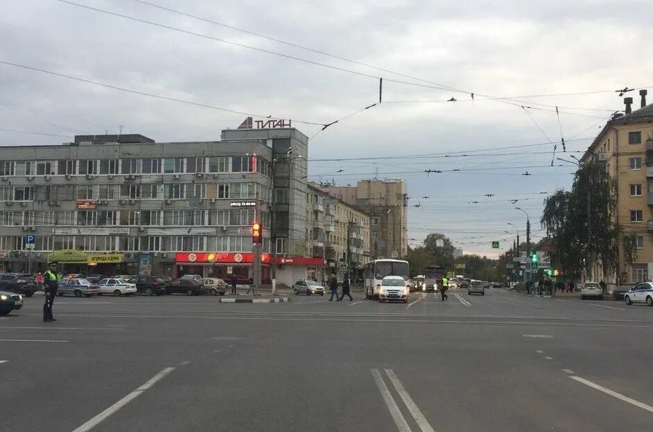 Капошвара тверь фото На площади Капошвара в Твери маршрутка врезалась в легковушку