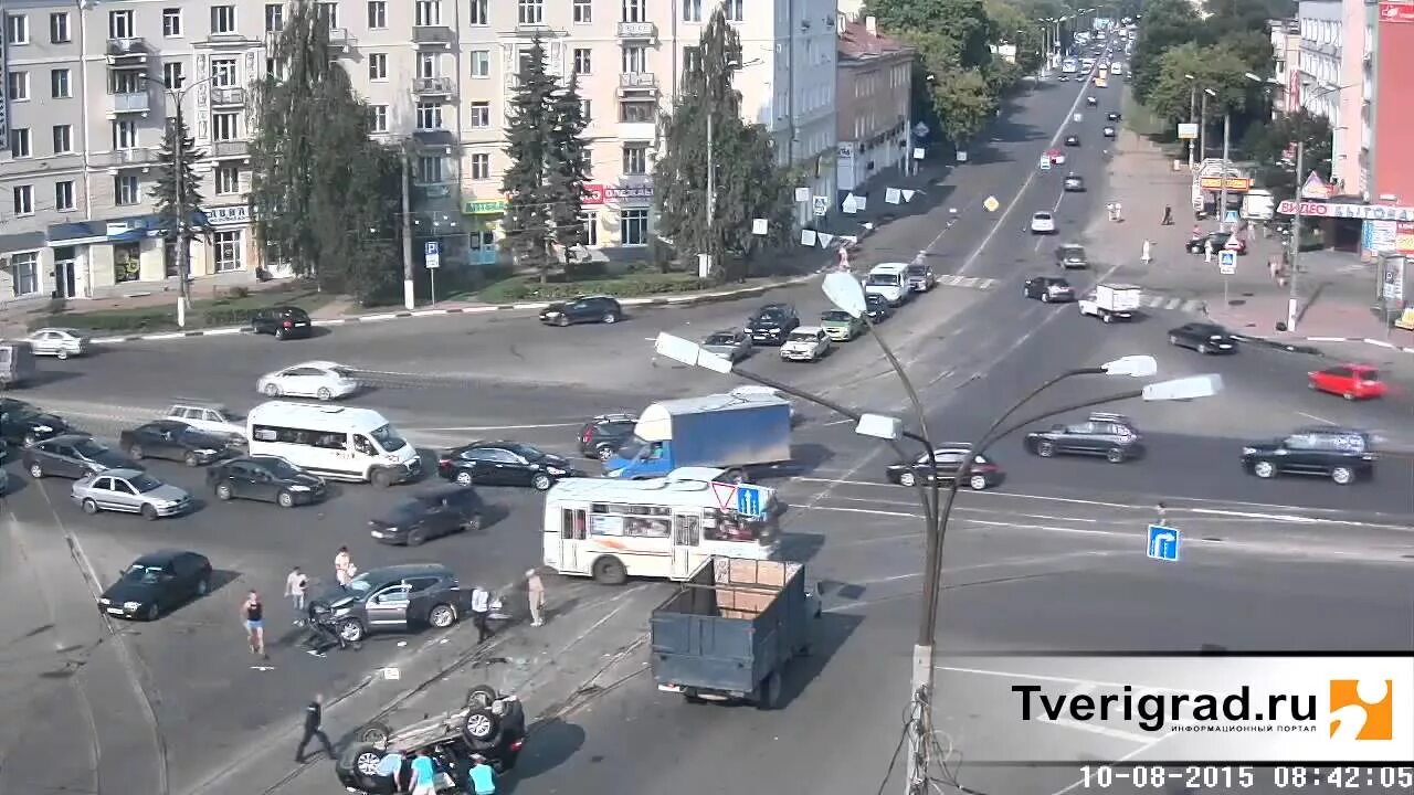 Капошвара тверь фото В Твери на площади Капошвара после ДТП перевернулась машина, 10.08.2015 г. - You