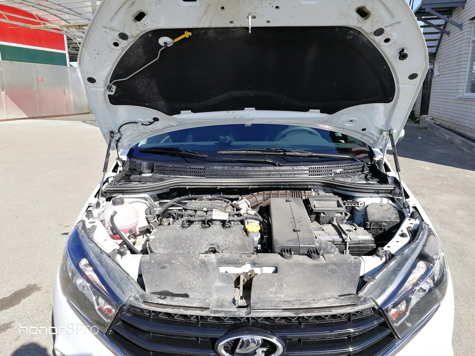 Капот лада веста фото Газовые упоры на капот и багажник - Lada Vesta, 1,6 л, 2017 года аксессуары DRIV