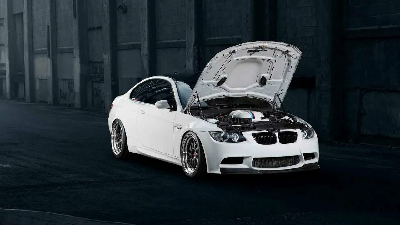 Капот машины фото Картина на холсте 60x110 Альянс Лес "Авто, машины, мото, транспорт" на подрамник