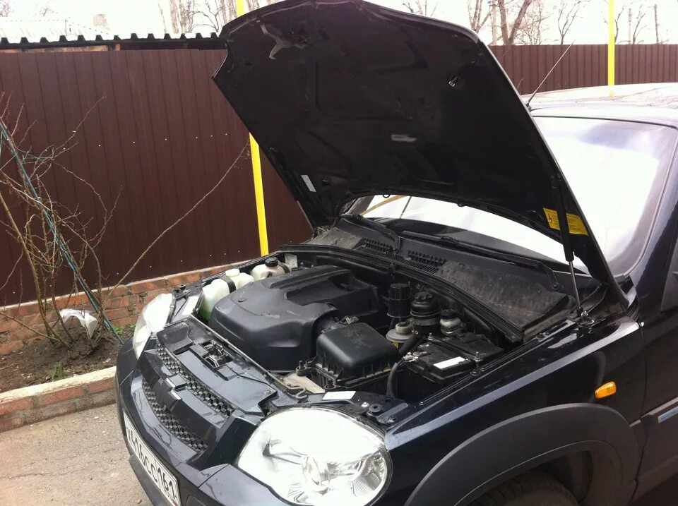 Капот нива шевроле изнутри фото Газовые упоры под капот - Chevrolet Niva, 1,7 л, 2010 года своими руками DRIVE2