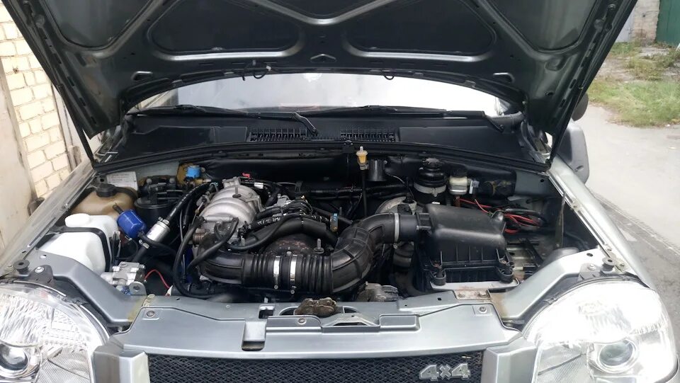 Капот нива шевроле изнутри фото Новая обивка капота - Chevrolet Niva, 1,7 л, 2010 года своими руками DRIVE2