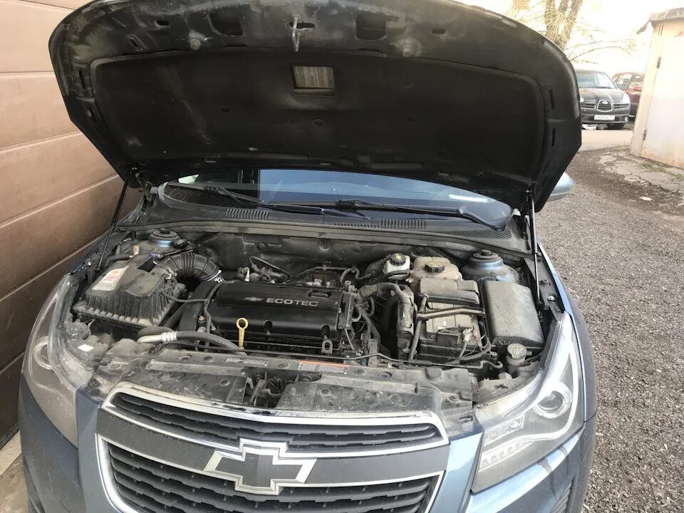 Капот шевроле круз фото Упоры на капот - Chevrolet Cruze Hatchback, 1,8 л, 2013 года аксессуары DRIVE2