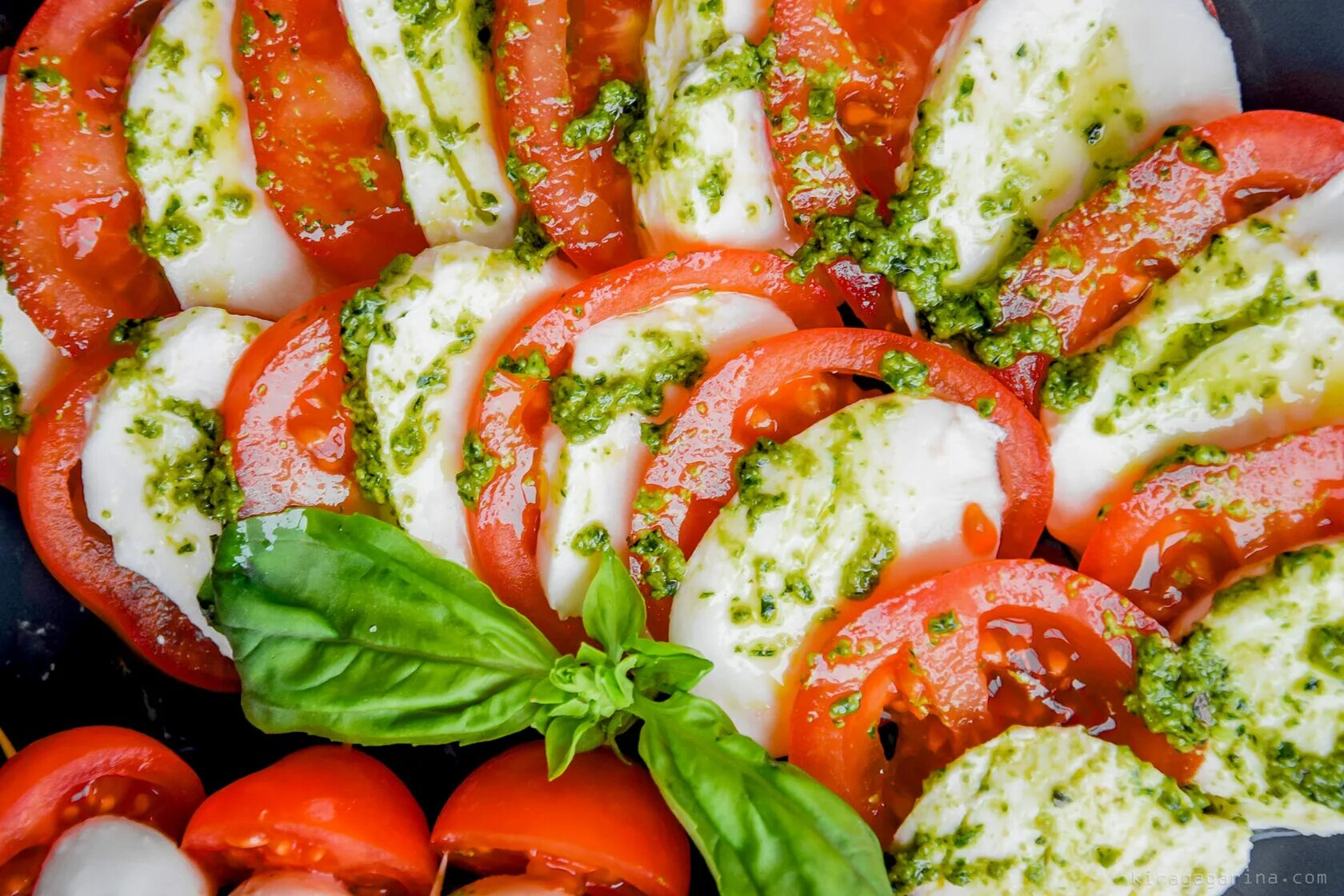 Капрезе рецепт с фото с соусом Капрезо с сыром моцарелла под соусом песто