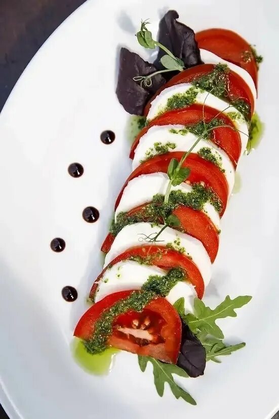 Капрезе рецепт с фото с соусом Капрезе - лёгкая закуска из помидоров, моцареллы, оливкового масла и базилика. О