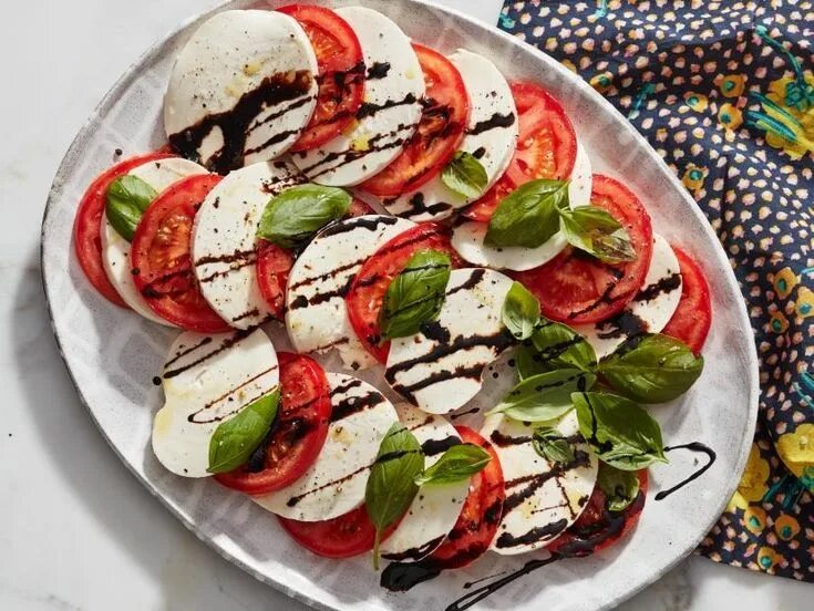Капрезе рецепт с фото с соусом Салат Капрезе. Yemek tarifleri, Caprese salatası, Aşçılık