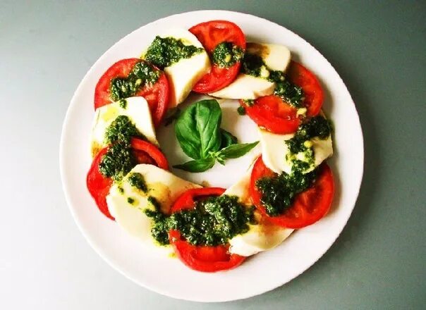 Капрезе рецепт с фото с соусом Very useful, natural dish. Take tomatoes and mozzarella, cut half a centimeter t