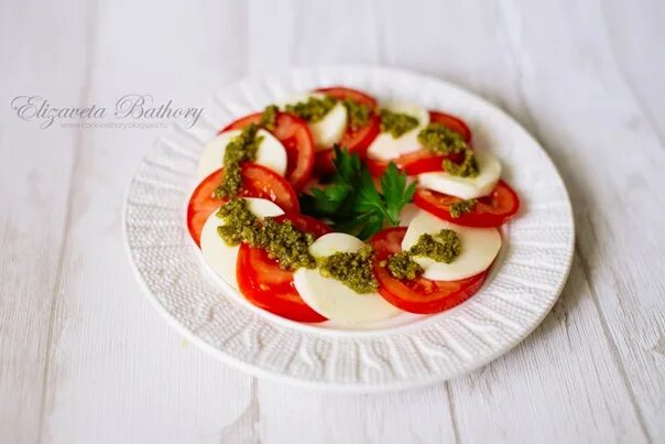 Капрезе рецепт с фото с соусом Капрезе с соусом песто. Фотография из альбома *Салаты/Закуски* - 31 из 34 ВКонта