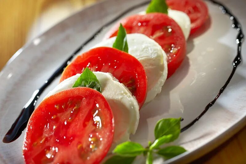 Капрезе с моцареллой и помидорами фото Ναός Χορτοφάγων! - Cosmopoliti.com - Χριστίνα Πολίτη
