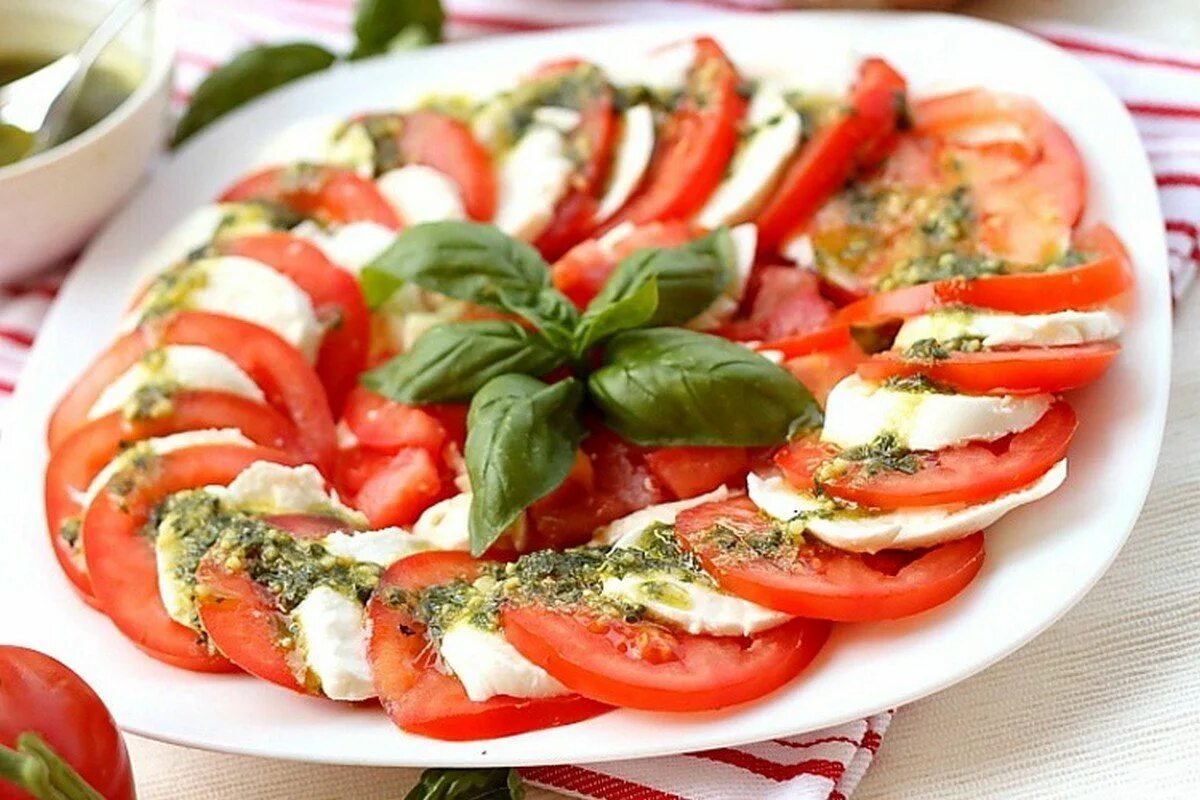 Капрезе с моцареллой и помидорами фото Салат "Капрезе" Easy salad recipes, Caprese recipes, Caprese