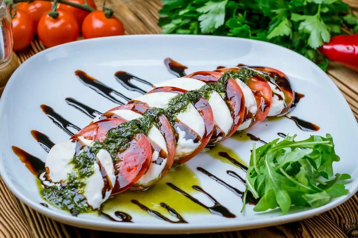 Капрезе с моцареллой и помидорами фото Капрезе - Доставка еды из ресторана "Кристалл Палас" в Твери
