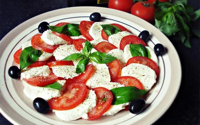 Капрезе с моцареллой и помидорами фото Медовый месяц в Риме: итальянские каникулы с особым вкусом Салат капрезе, Салат 