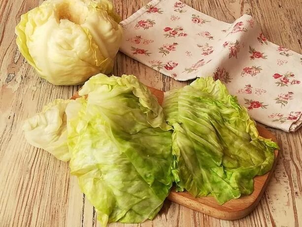 Капуста белокочанная рецепты фото Savoureux hors-d'œuvre de chou épicé. Chou roule avec des légumes