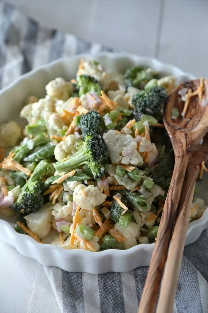 Капуста брокколи фото рецепты салаты Fresh Spring Broccoli Salad Recipe Salad recipes, Broccoli salad, Three bean sal