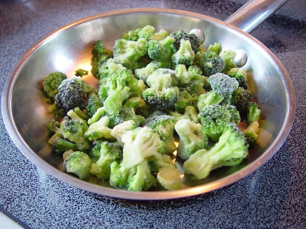 Капуста брокколи как приготовить фото Frozen broccoli on the stove lizzardo Flickr