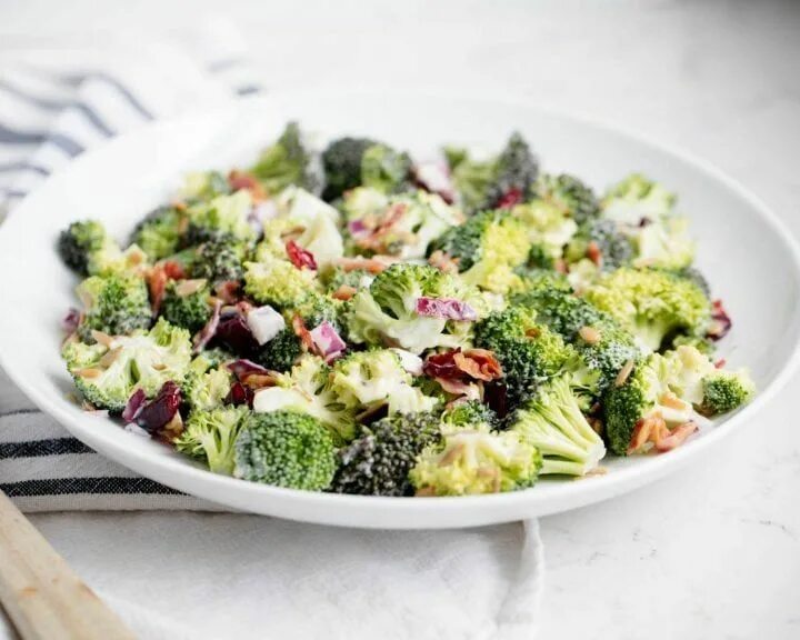 Капуста брокколи салаты с фото Broccoli salad with bacon Recipe Side dishes Broccoli salad, Broccoli, Broccoli 