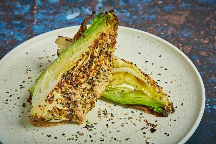Капуста гриль рецепты с фото Barbecued Cabbage Recipe with Miso Butter Recipe Cabbage recipes, Vegetarian bar