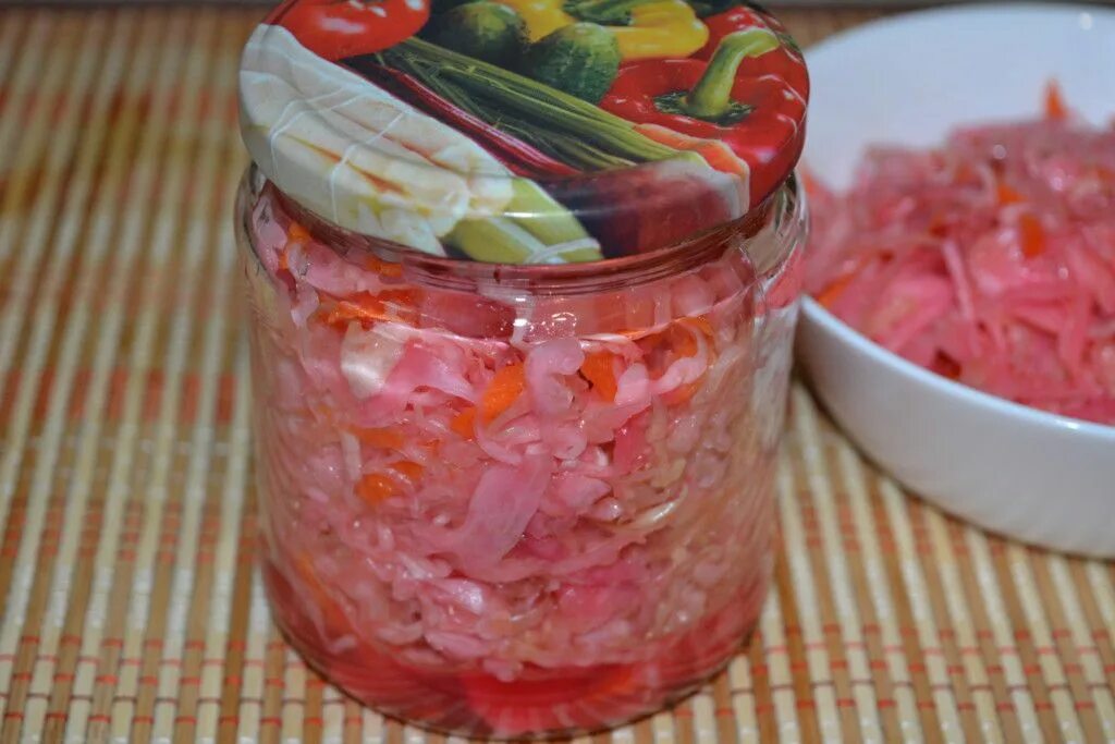Капуста маринованная в банках фото Капуста маринованная со свеклой и морковью быстрого приготовления в банках - как