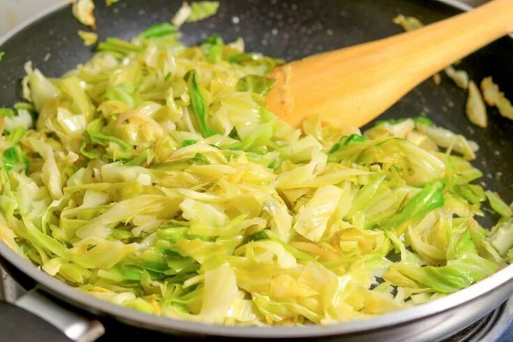 Капуста на гарнир рецепты с фото Easy Skillet Cabbage With Seasoned Sauce Recipe Cooked cabbage recipes, Cabbage 