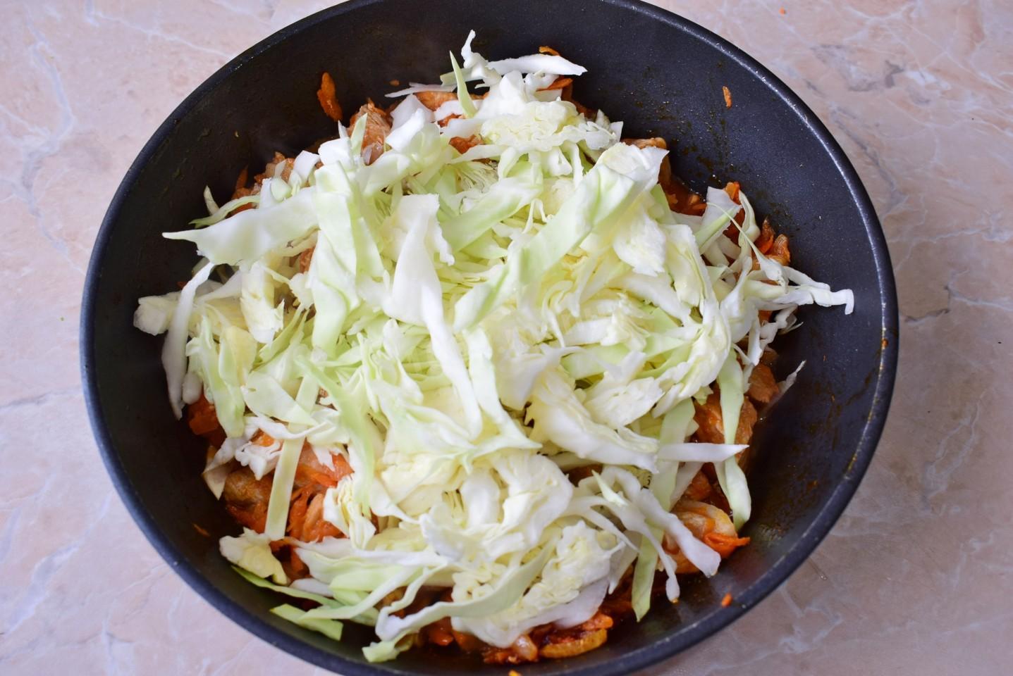 Капуста на сковороде рецепты с фото Капуста с рисом и мясом тушеная на сковороде рецепт с фото пошагово - 1000.menu