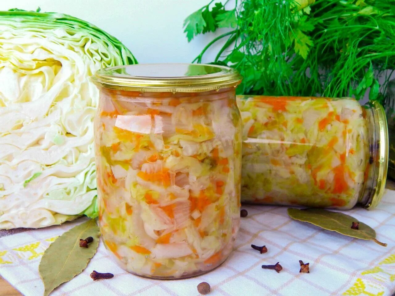 Капуста на зиму салаты фото Салат из капусты на зиму без лука - 6 рецептов - 1000.menu