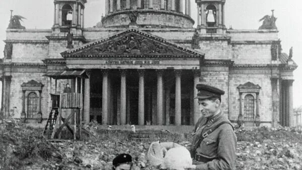 Капуста перед исаакиевским собором в блокаду фото Историю спасения блокадного Ленинграда от уничтожения чумой покажут в кино - РИА