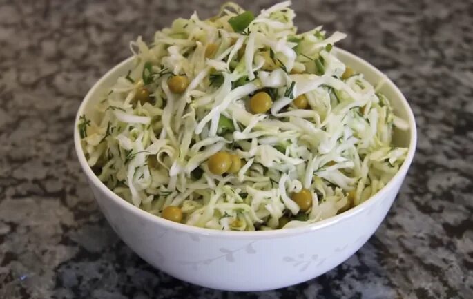 Капуста с горошком фото Вкусный и дешевый салат с большим количеством клетчатки. Дополнит любой белковый