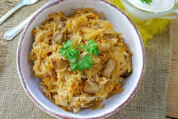 Капуста с грибами рецепт с фото Квашеная капуста с грибами тушеная на сковороде CoffMachines.ru