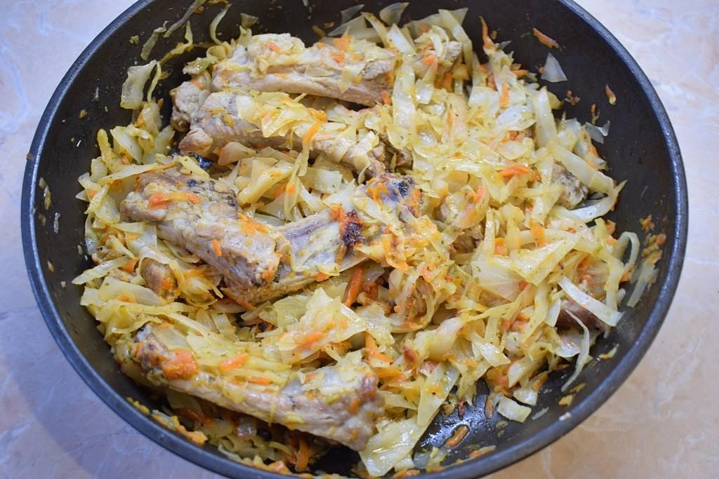 Капуста с ребрышками рецепт с фото Свиные ребрышки с капустой тушеные рецепт с фото пошагово - 1000.menu