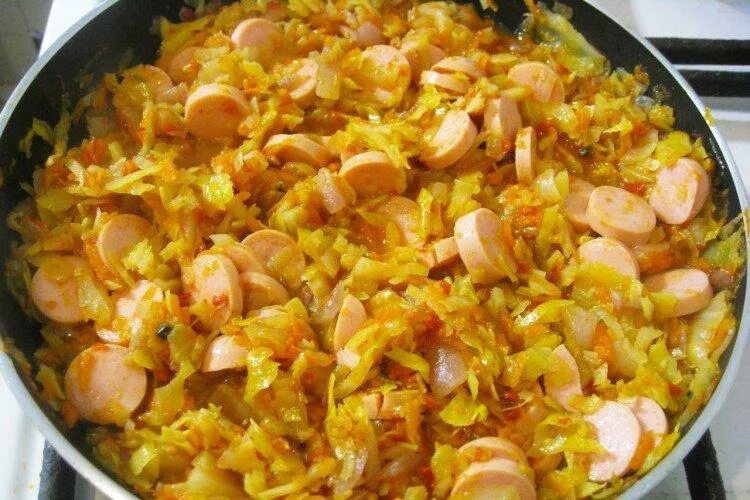 Капуста с сосиской рецепт с фото 10 шикарных рецептов тушеной капусты с сосисками